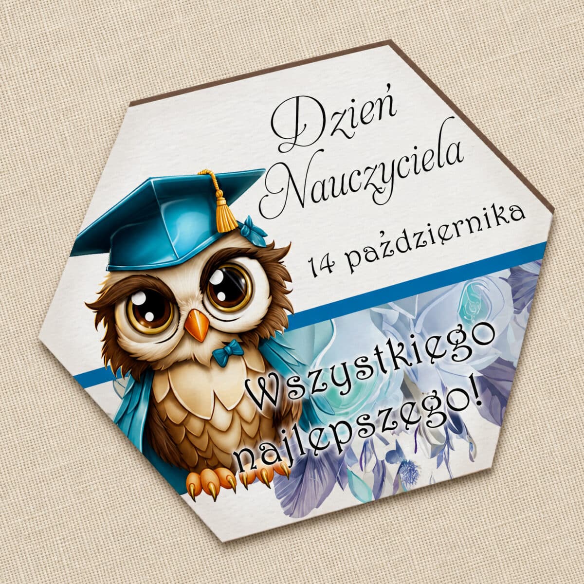 Prezent na Dzień Nauczyciela z sową w niebieskim birecie i kwiatowym tłem