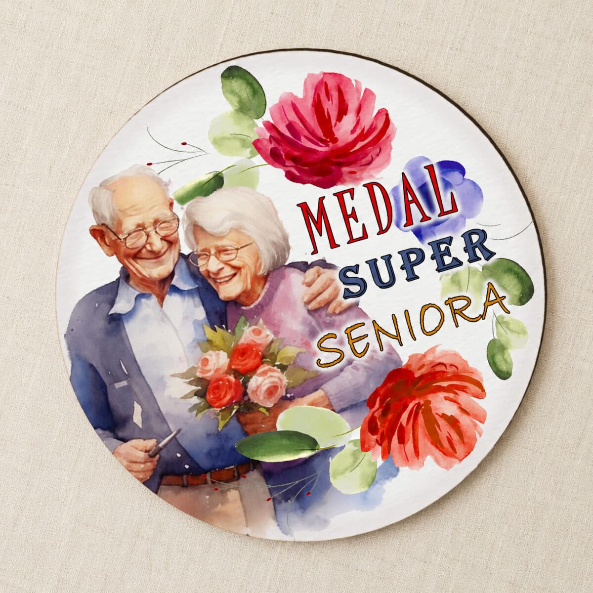 Magnes na Dzień Seniora z parą seniorów, kwiatami i napisem Medal Super Seniora