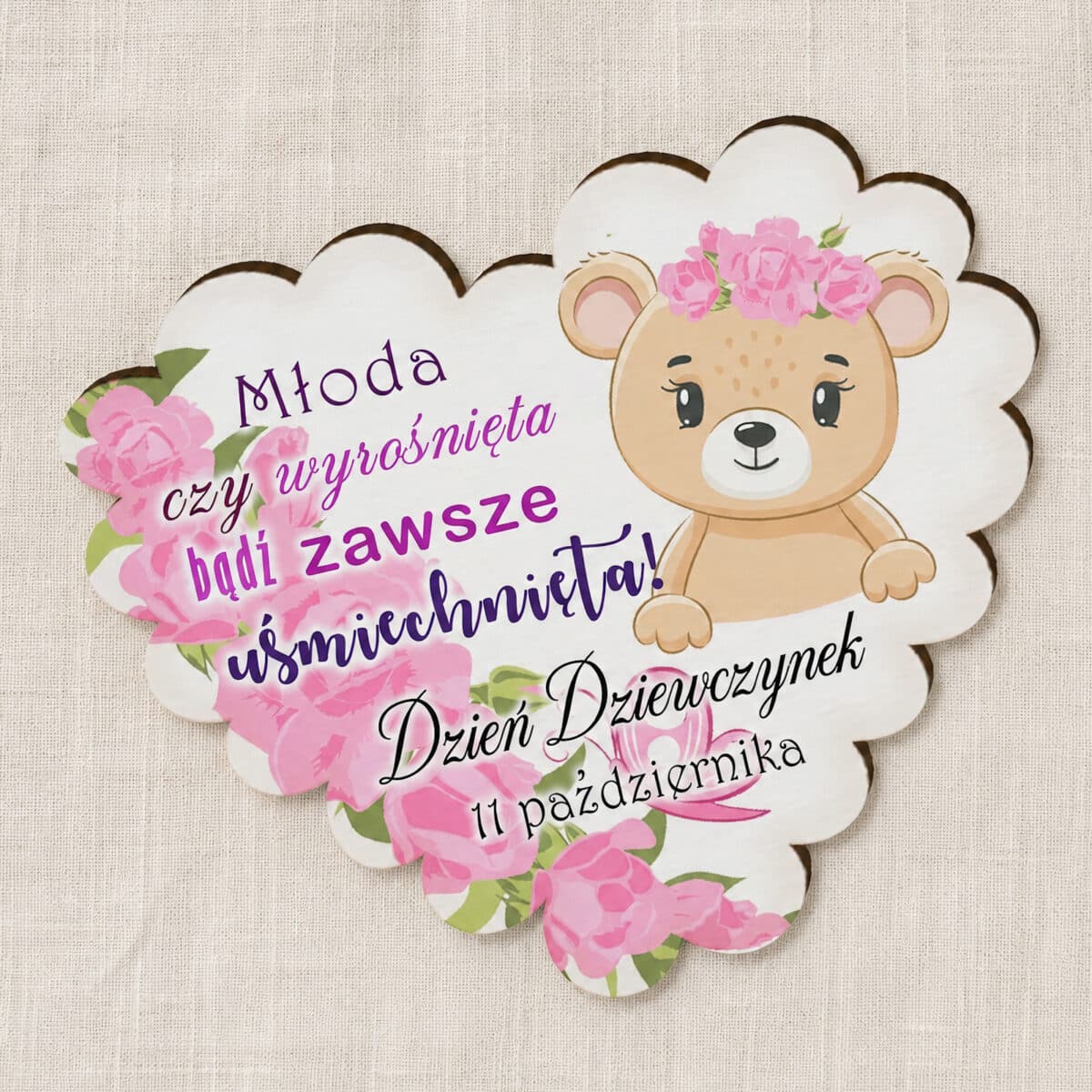 Magnes na Dzień Dziewczynek z misiem w różowym wianku i różami