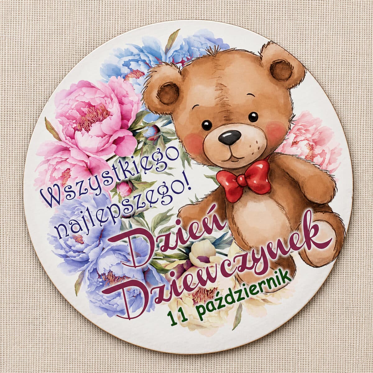 Magnes na Dzień Dziewczynek z misiem w czerwonej kokardzie i kolorowymi kwiatami