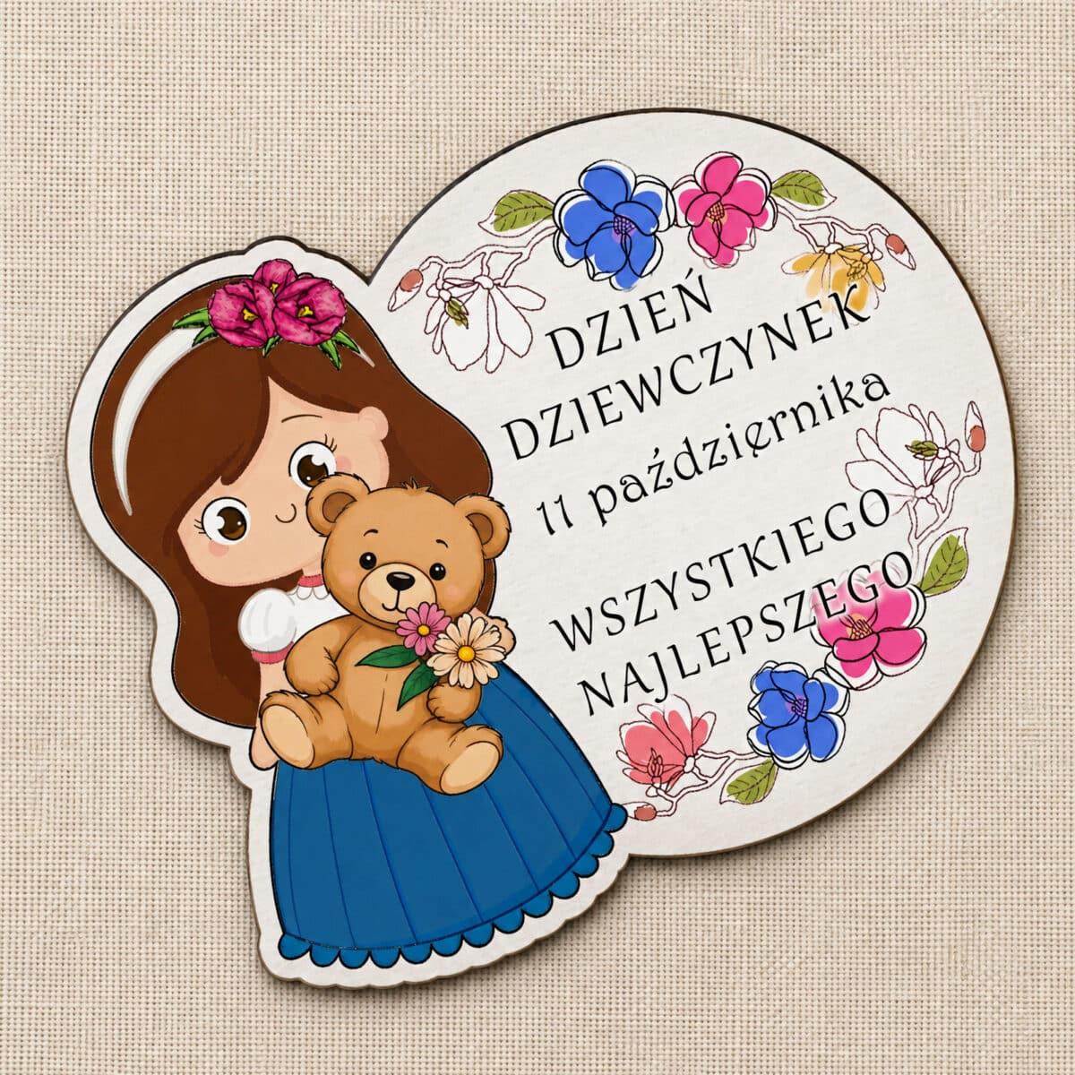 Magnes na Dzień Dziewczynek z dziewczynką trzymającą misia i kwiaty