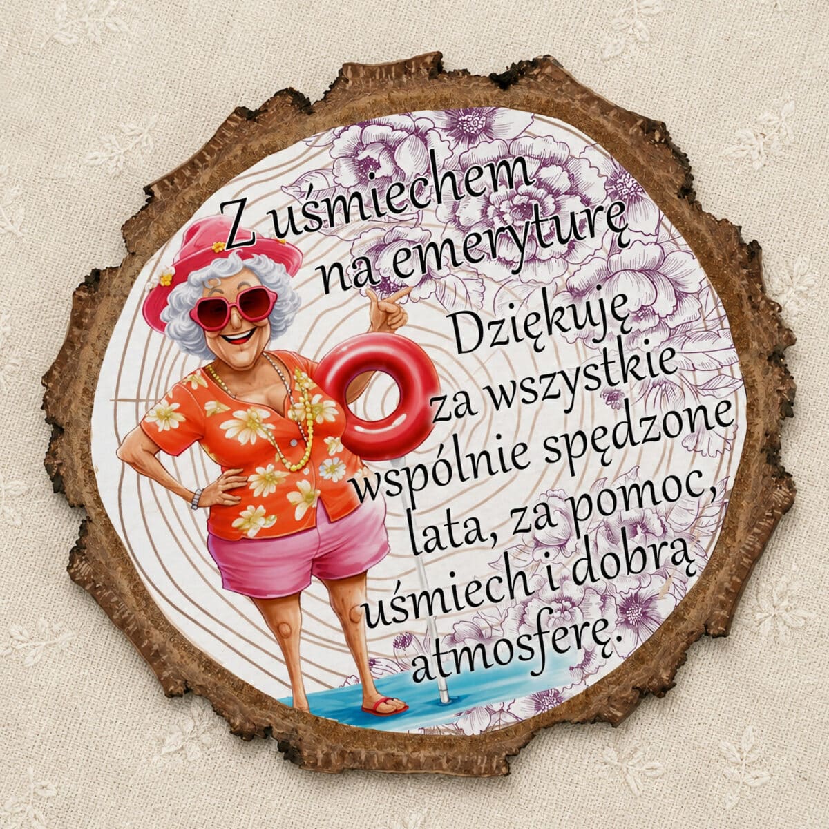 Magnes z seniorką w wakacyjnym stylu jako upominek dla współpracowników przed emeryturą