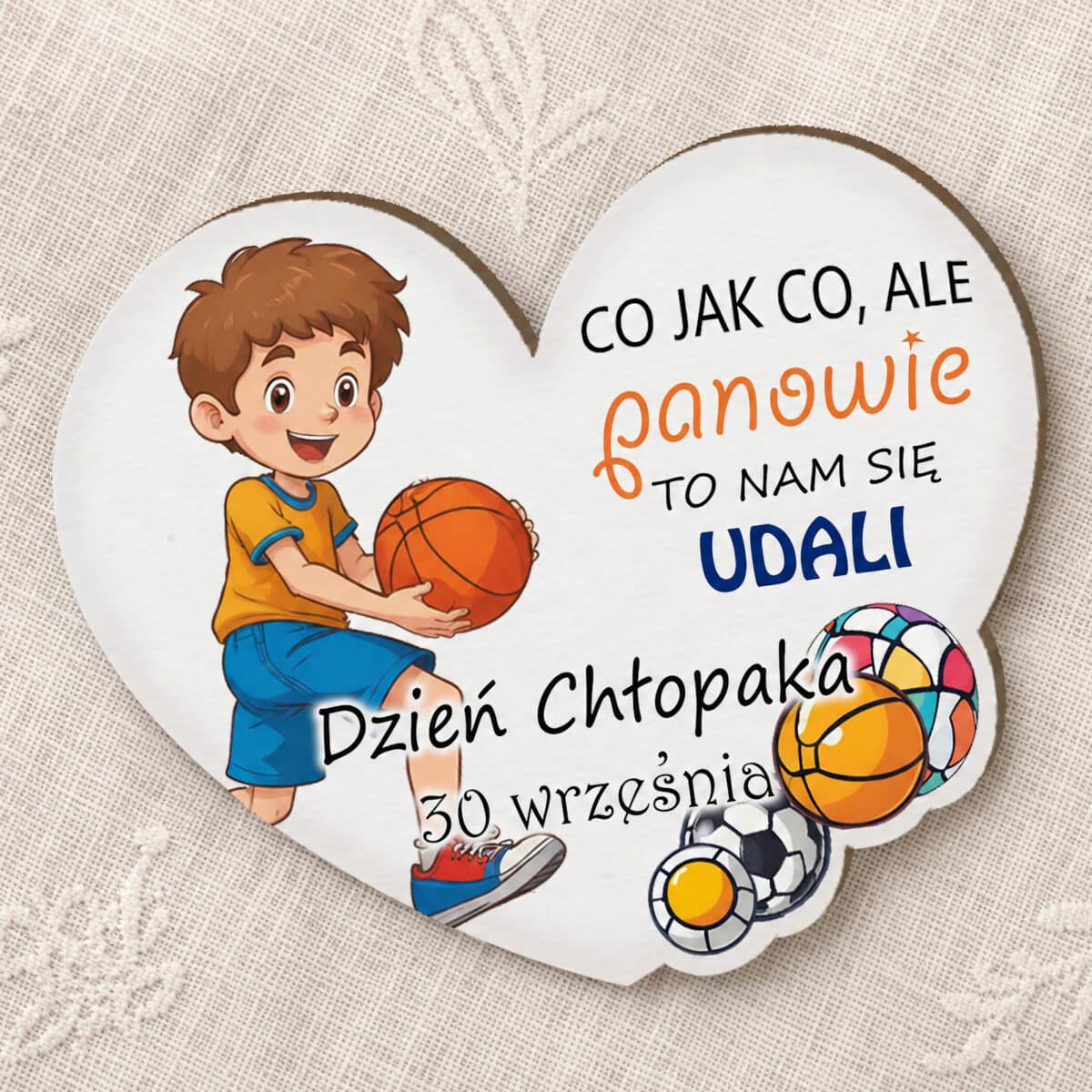 Magnes na Dzień Chłopaka z chłopcem i kolorowymi piłkami sportowymi